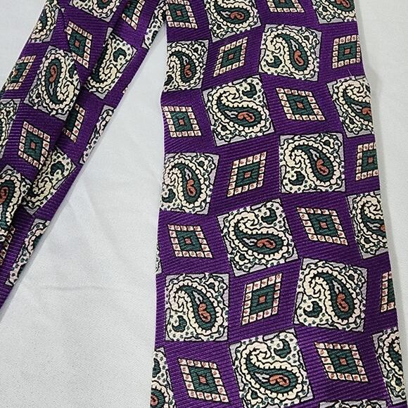 Polo by Ralph Lauren Men's Purple Paisley 100% Imported Silk Neck Tie, Handmade - Picture 2 of 8